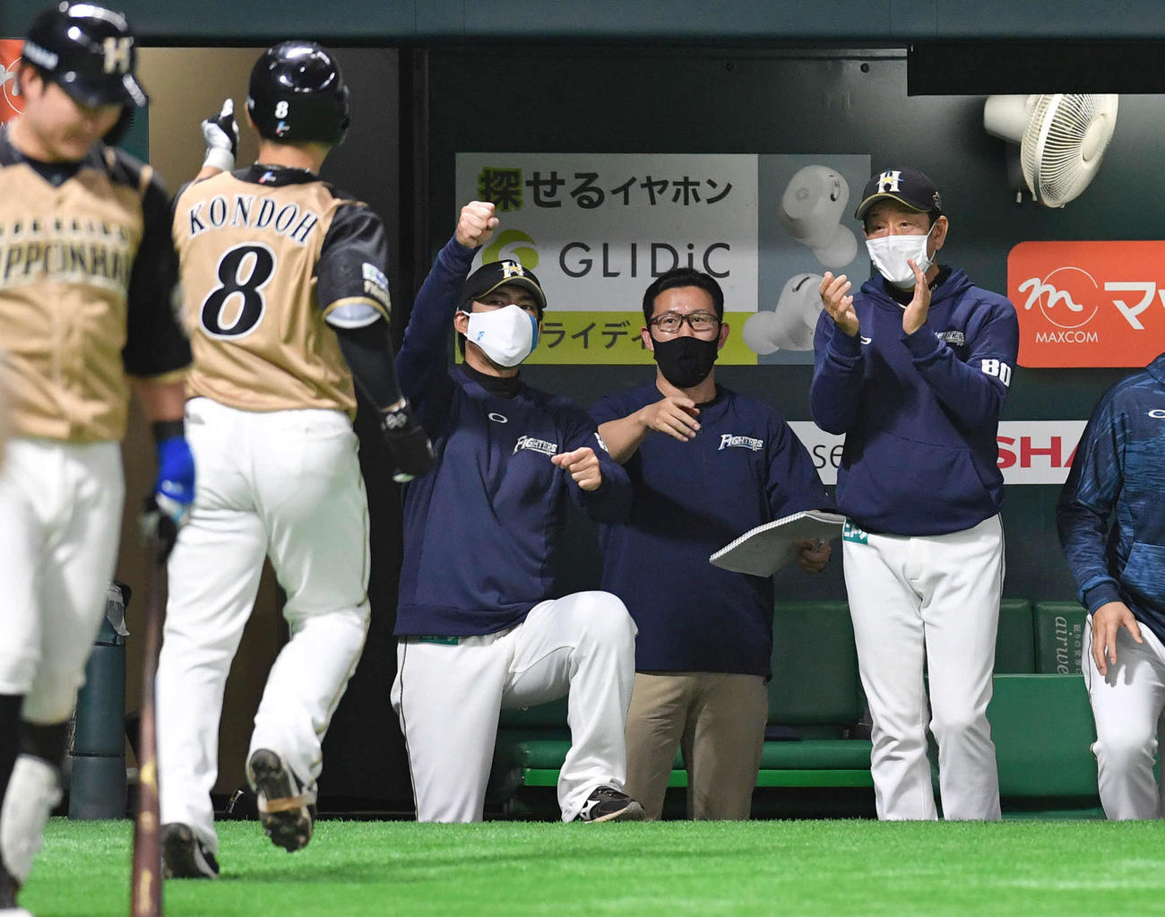 ソフトバンク対日本ハム　6回表日本ハム無死一塁、右越え2点本塁打を放った近藤（背番号8）を迎える小笠原ヘッドコーチ（左から3人目）と栗山監督（撮影・岩下翔太）