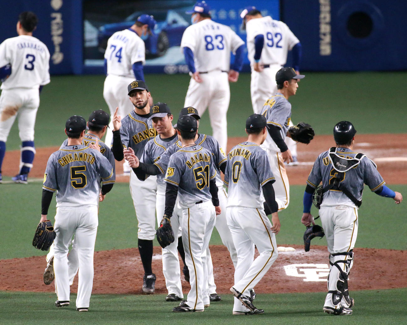 中日対阪神　中日に勝利し、試合を締めたスアレス（手前左から3人目）はナインとタッチを交わす（撮影・上山淳一）