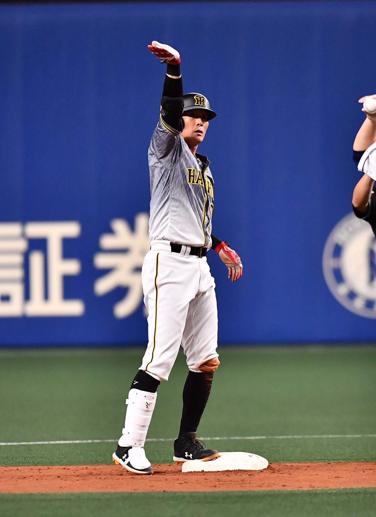 中日対阪神　7回表阪神2死、二塁打を放つ糸井（撮影・上田博志）