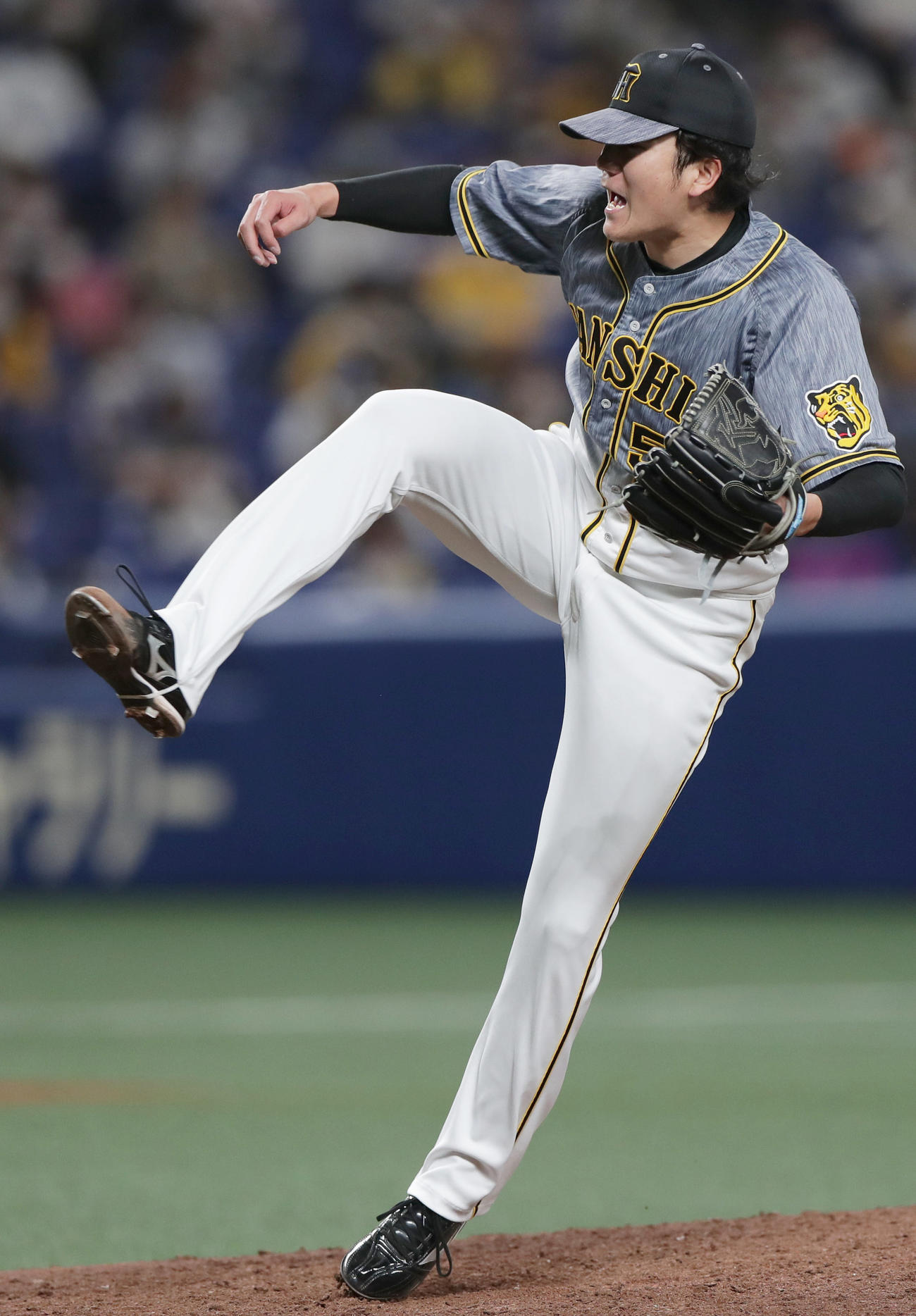 中日対阪神　7回裏、阪神2番手で登板する小林（撮影・前田充）