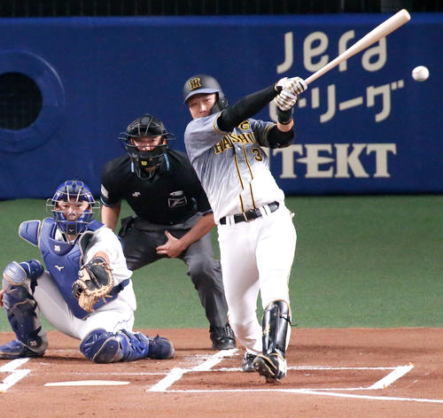 中日対阪神　1回表阪神2死三塁、大山は先制の左前適時打を放つ（撮影・上山淳一）