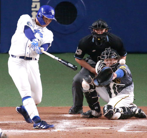 中日対阪神　7回裏中日無死一塁、高橋周は左前打を放つ（撮影・上山淳一）