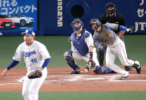 中日対阪神　9回表阪神1死二塁、梅野は右中間に適時三塁打を放つ（撮影・上山淳一）