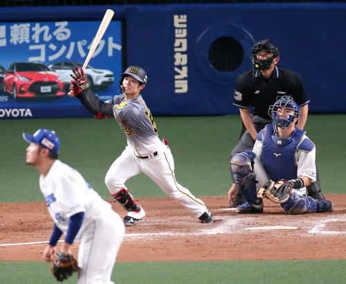 中日対阪神　9回表阪神1死三塁、中野は右適時二塁打を放つ（撮影・上山淳一）
