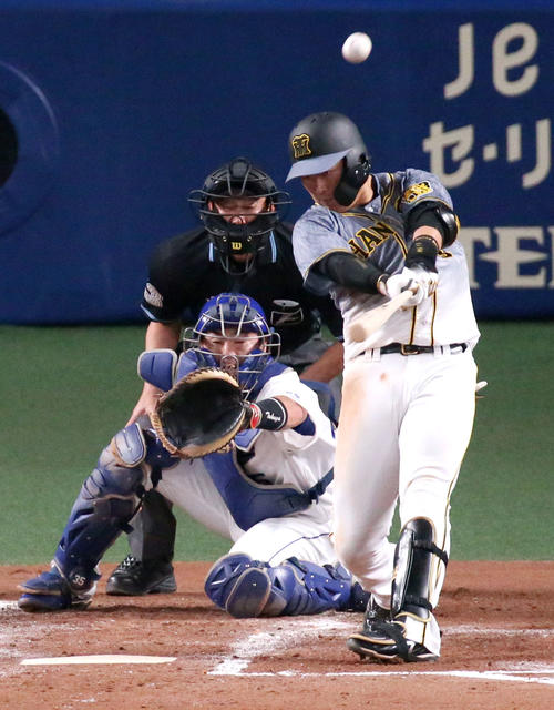 中日対阪神　3回表阪神1死一、二塁、大山は左越え3点本塁打を放つ（撮影・上山淳一）