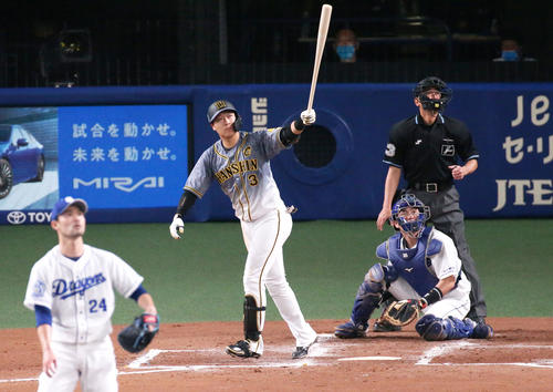 中日対阪神　3回表阪神1死一、二塁、大山は左越え3点本塁打を放つ（撮影・上山淳一）