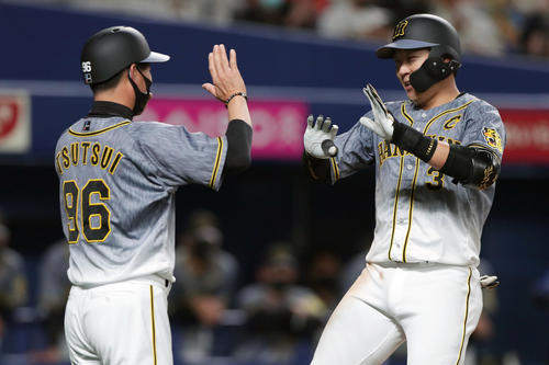 中日対阪神　3回表阪神1死一、二塁、左越え3点本塁打を放ち、迎えた筒井コーチ（左）と笑顔でタッチを交わす大山（撮影・前田充）