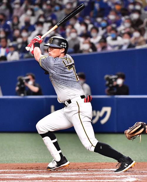 中日対阪神　7回表阪神2死、左2を放つ糸井（撮影・上田博志）