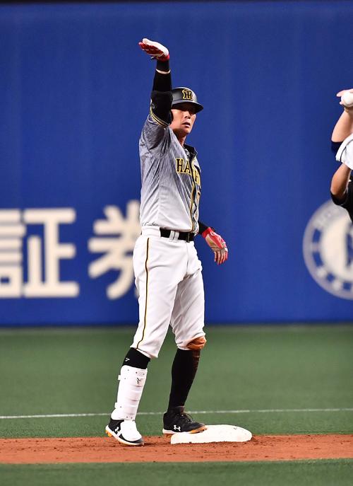 中日対阪神　7回表阪神2死、二塁打を放つ糸井（撮影・上田博志）