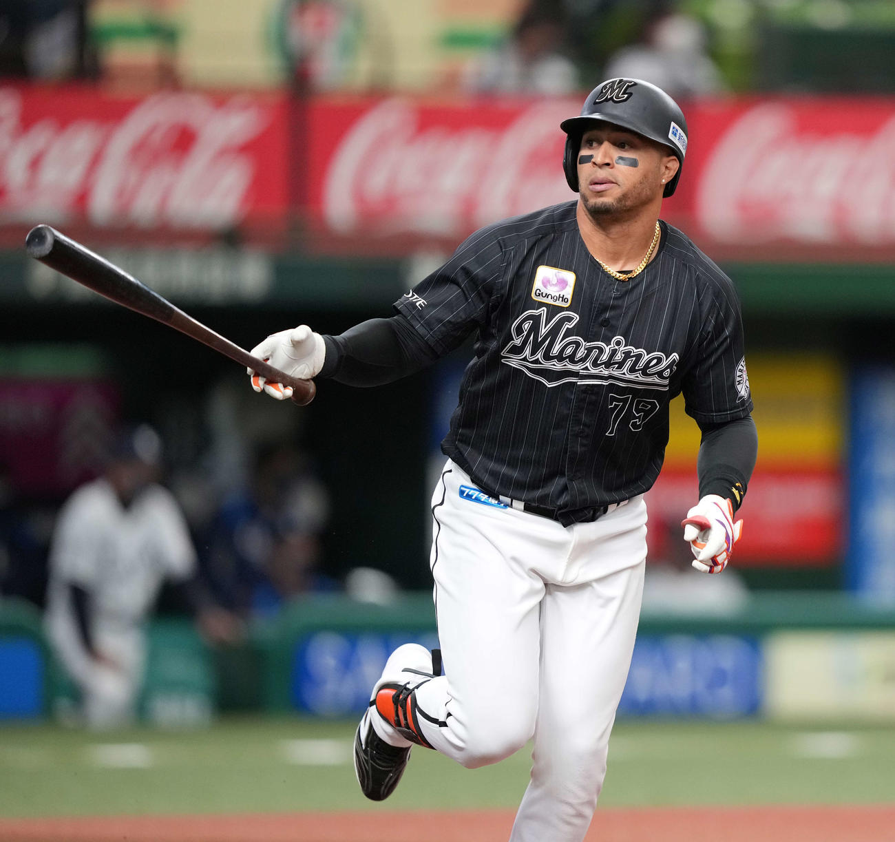 西武対ロッテ　1回表ロッテ無死一塁、先制の右越え2点本塁打を放つマーティン（撮影・鈴木みどり）