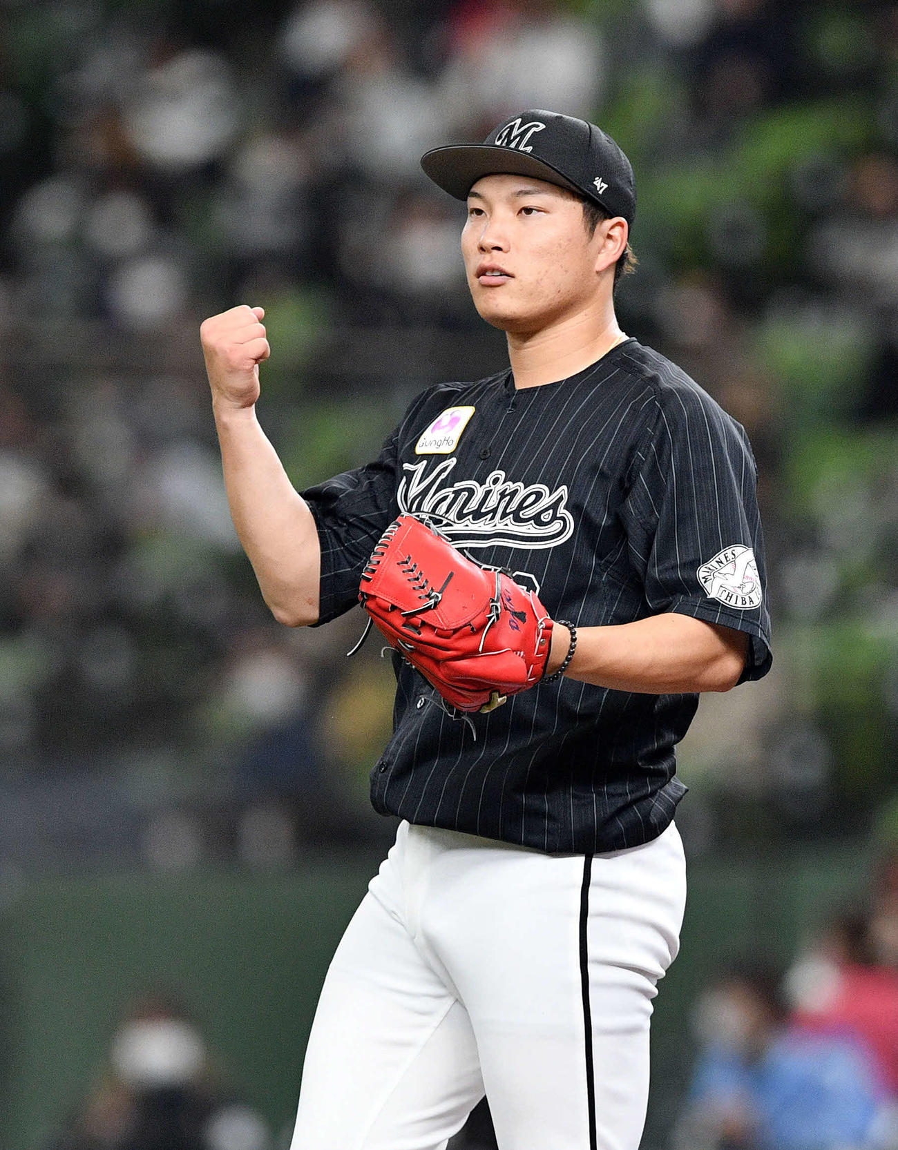 西武対ロッテ　ナインに気合の入った表情を見せるロッテ岩下（撮影・滝沢徹郎）