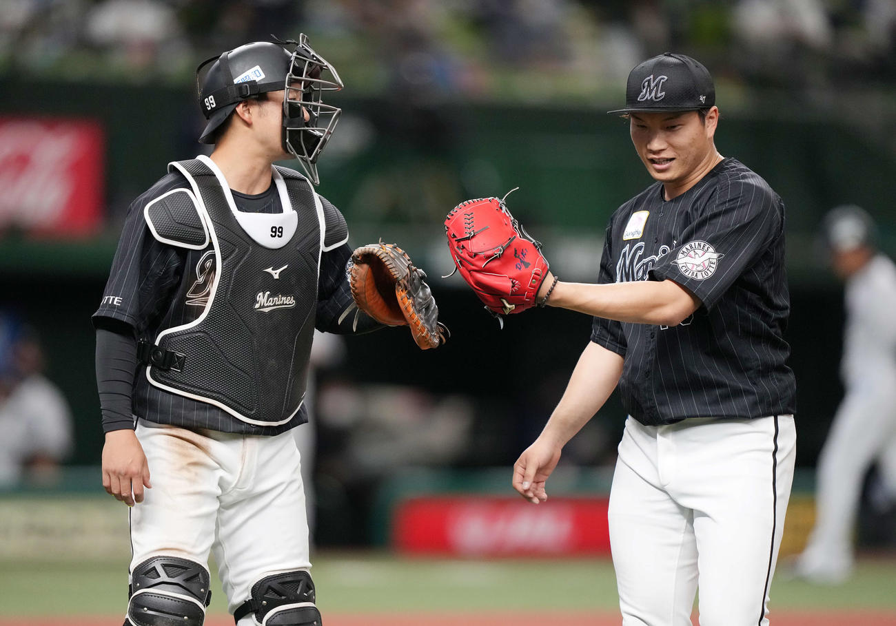 西武対ロッテ　5回裏を投げ終え、柿沼（左）とタッチを交わすロッテ岩下（撮影・鈴木みどり）