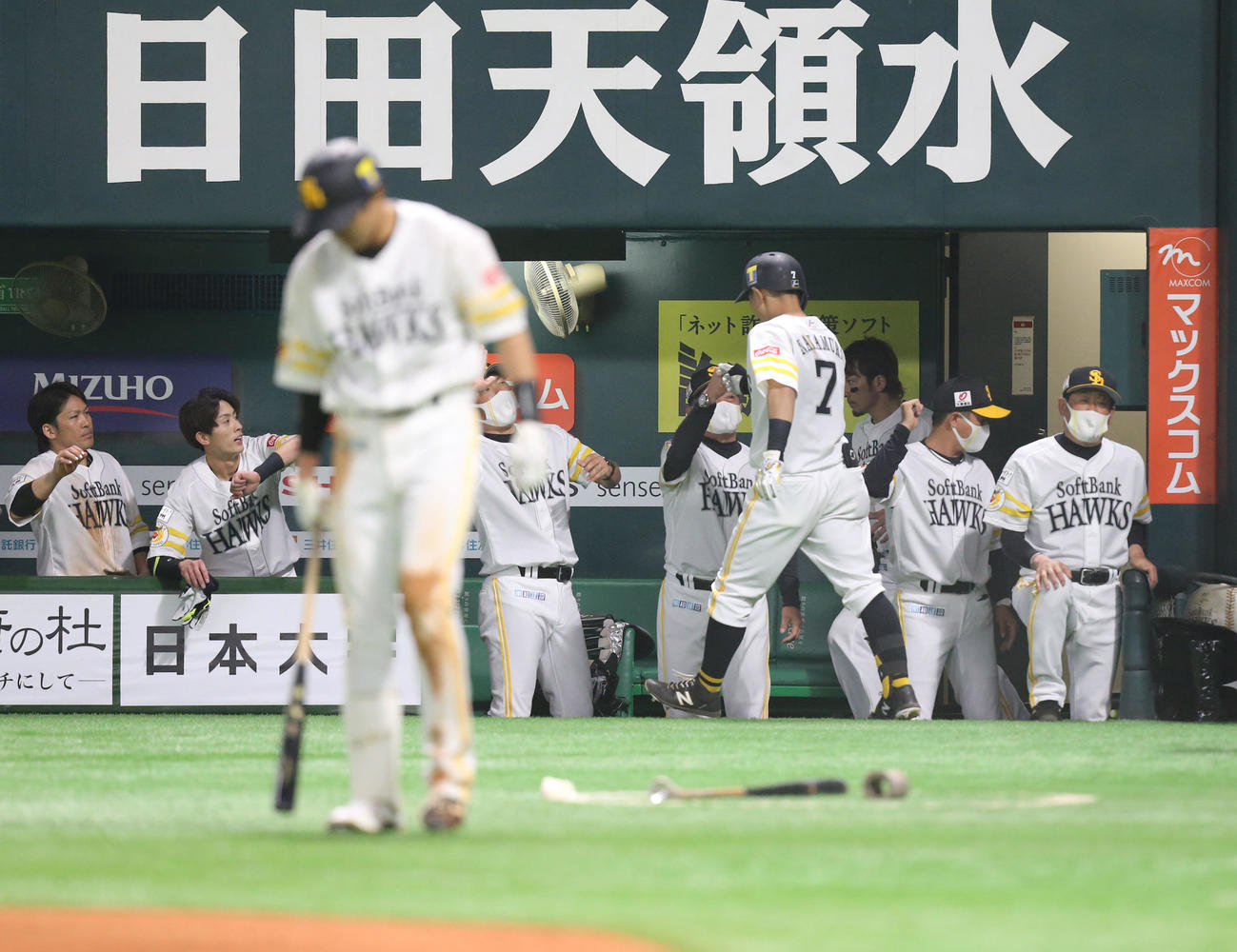 ソフトバンク対日本ハム　6回裏ソフトバンク1死、中村晃は右越えの先制本塁打を放ち、工藤公康監督とハイタッチをする（撮影・屋方直哉）