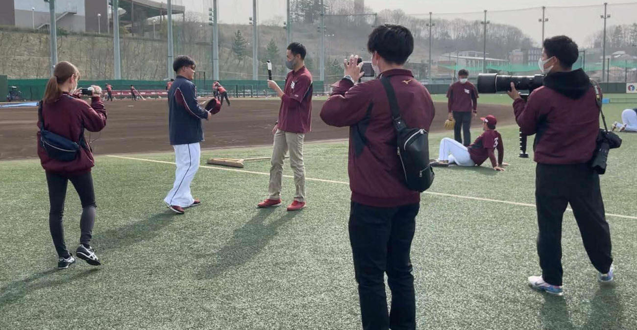 楽天石原を囲む楽天動画班（球団提供）