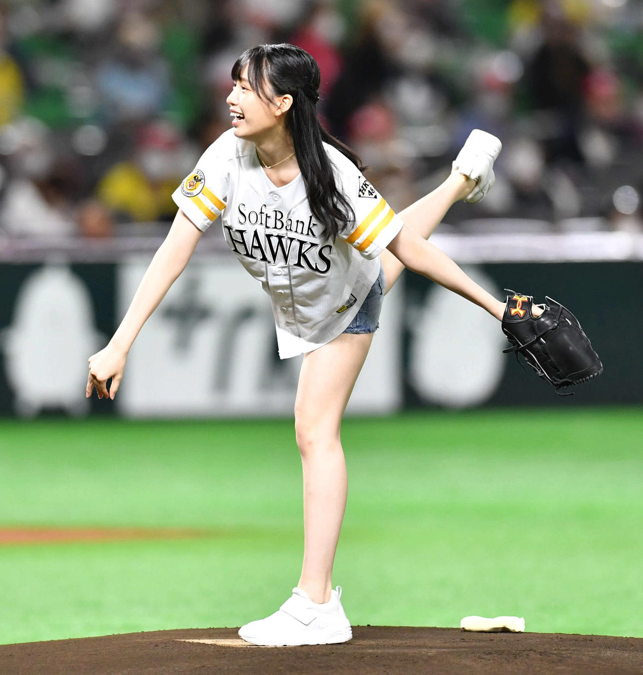 ソフトバンク対日本ハム　始球式を務めたHKT48の運上弘菜（撮影・岩下翔太）