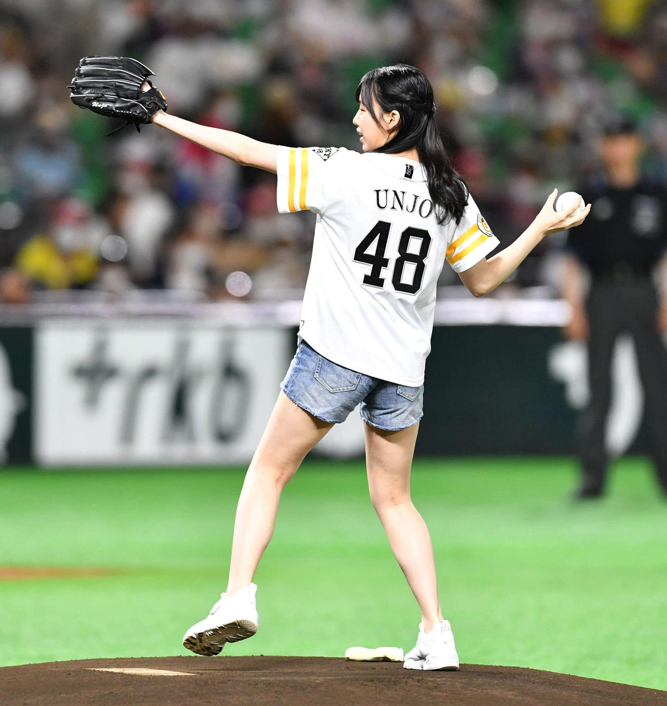 ソフトバンク対日本ハム　始球式を務めたHKT48の運上弘菜（撮影・岩下翔太）