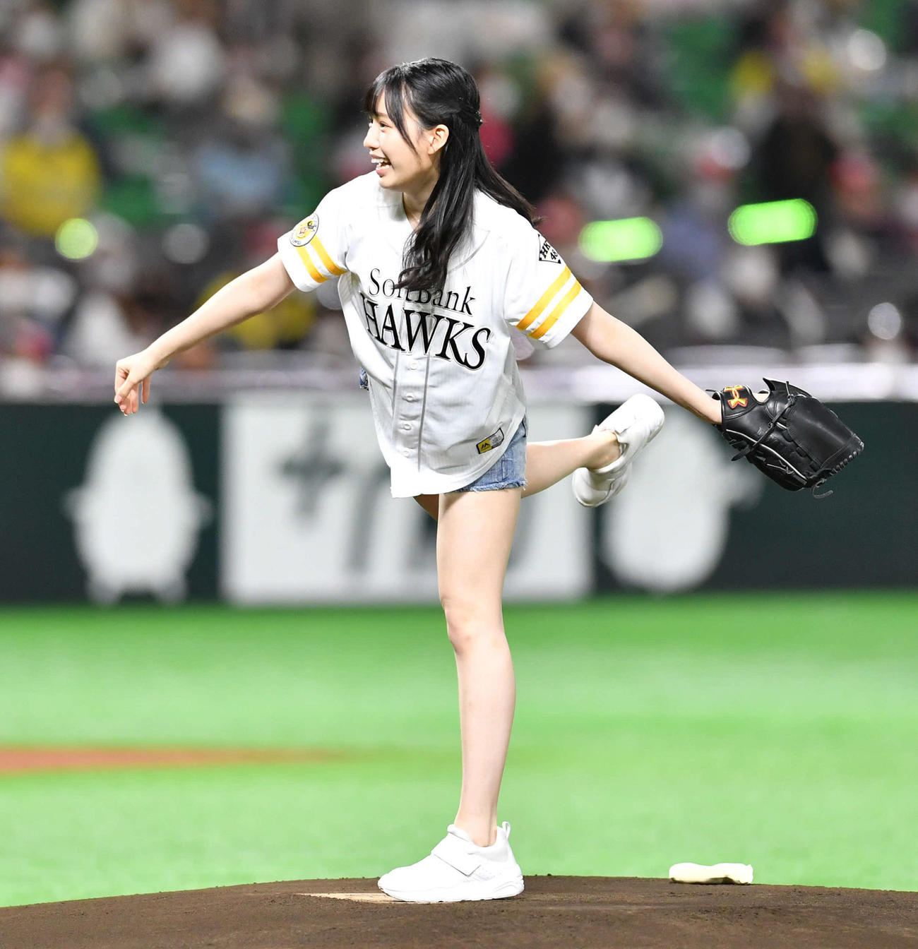 ソフトバンク対日本ハム　始球式を務めたHKT48の運上弘菜（撮影・岩下翔太）