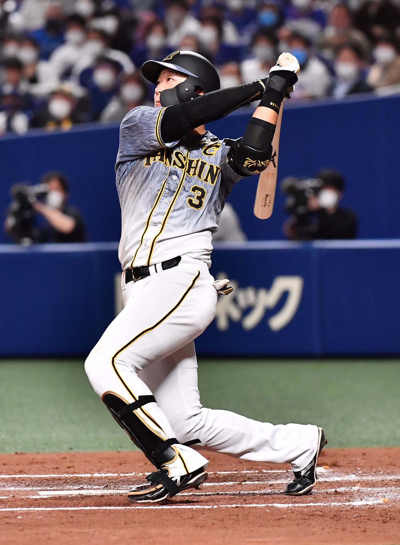 中日対阪神　3回表阪神1死一、二塁、左越え3点本塁打を放つ大山（撮影・上田博志）