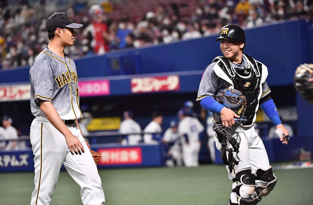 中日対阪神　4回、梅野隆太郎（右）と話ながらベンチに引き揚げるチェン・ウェイン（撮影・上田博志）