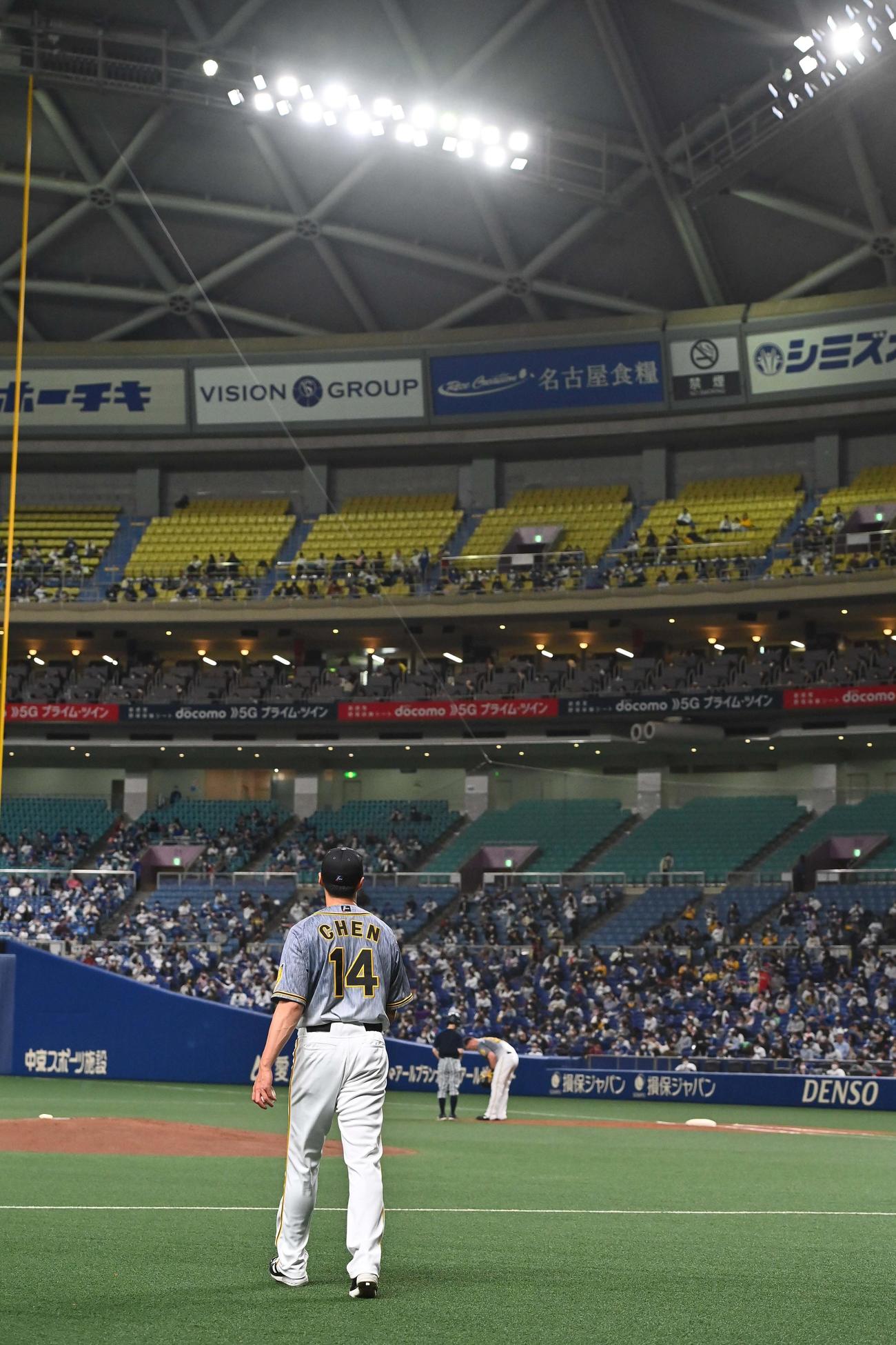 中日対阪神　マウンドに向かう阪神先発チェン・ウェイン（撮影・上田博志）