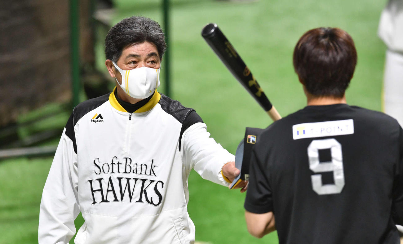 ソフトバンク対日本ハム　ソフトバンク柳田（右）と話す工藤監督（撮影・岩下翔太）