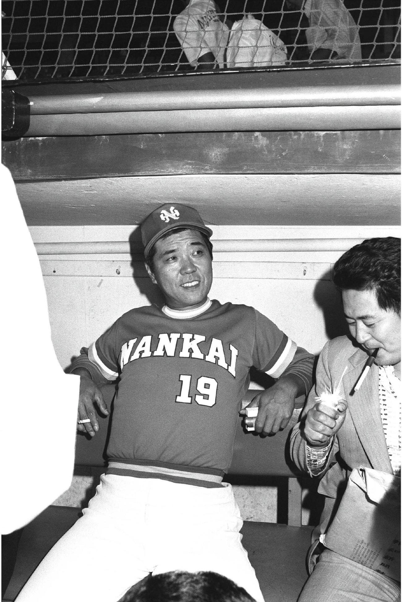 77年、ベンチで囲まれる南海監督時代の野村克也氏