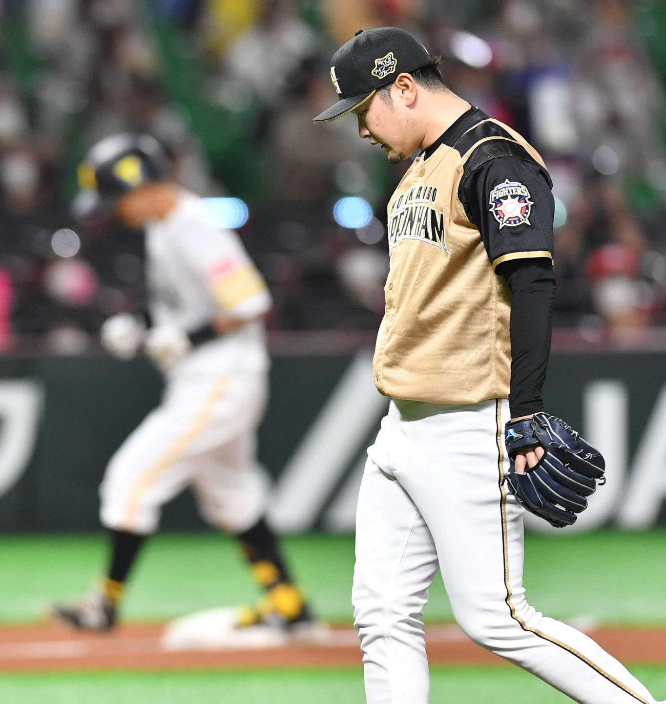 ソフトバンク対日本ハム　6回裏ソフトバンク1死、中村晃（左）に先制の右越え本塁打を打たれ、肩を落とす池田（撮影・岩下翔太）