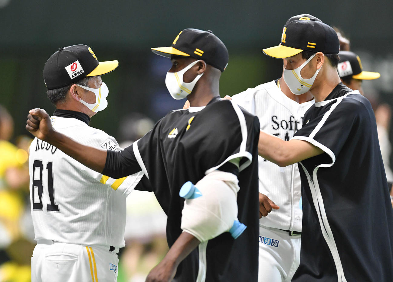 ソフトバンク対日本ハム　今季2勝目を挙げた武田翔太（右）とタッチを交わす工藤公康監督（左）、中央はリバン・モイネロ（撮影・岩下翔太）