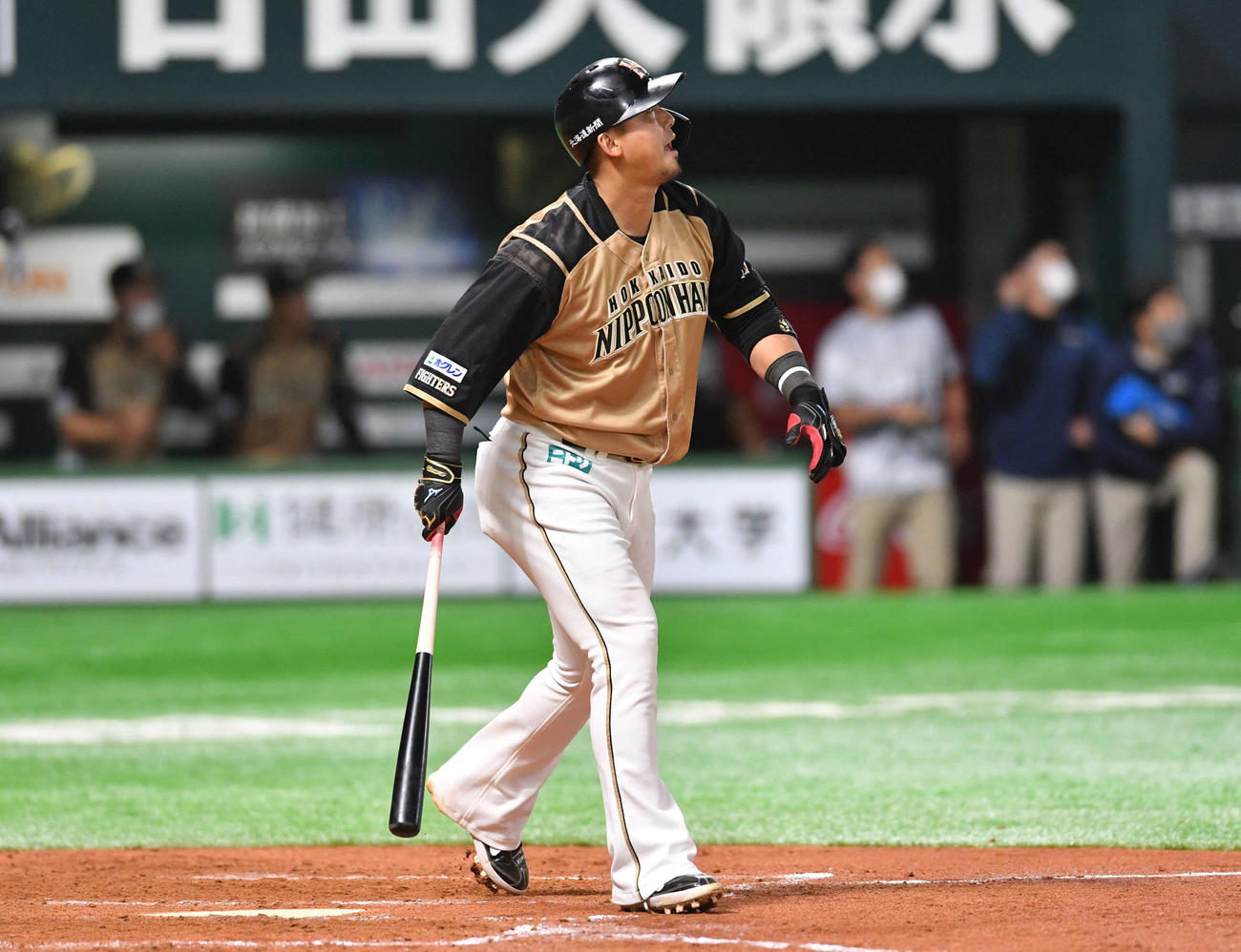 ソフトバンク対日本ハム　9回表日本ハム1死、中田は左中間へ本塁打を放つ（撮影・岩下翔太）