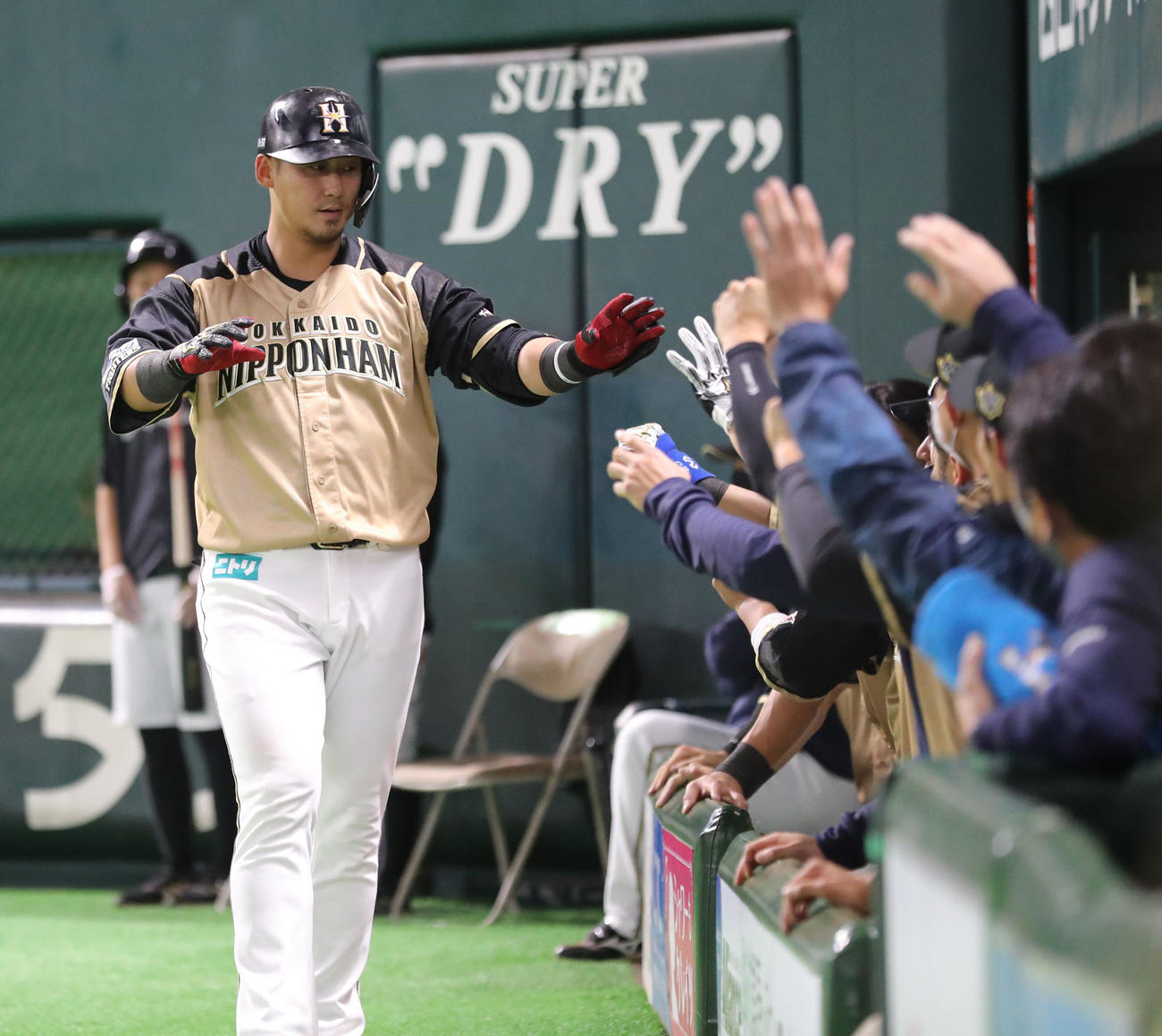 ソフトバンク対日本ハム　9回表日本ハム1死、中田翔は左越えの本塁打を放ち日本ハムナインとハイタッチをする（撮影・屋方直哉）