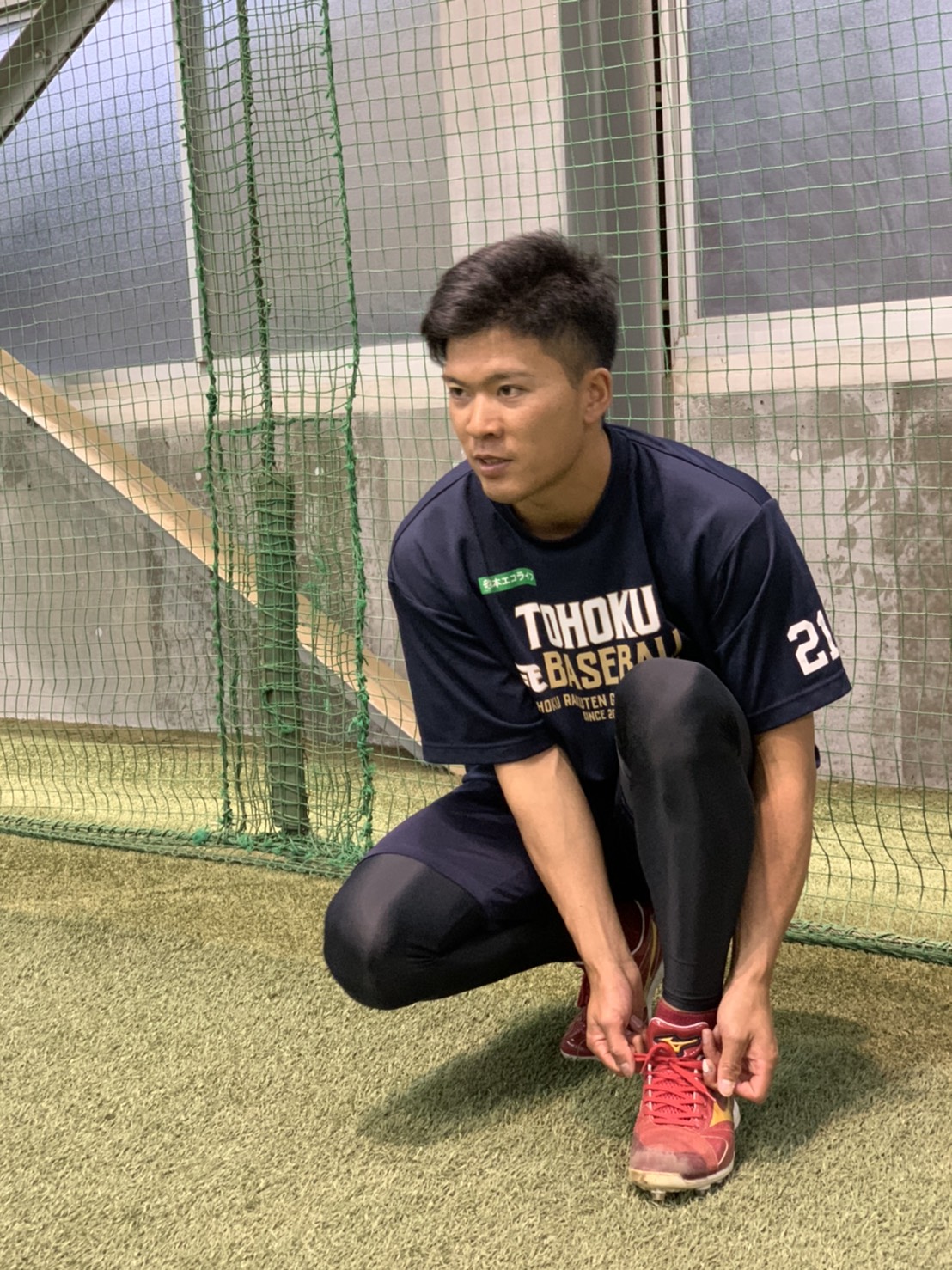 スパイクのひもを結ぶ楽天早川（球団提供）