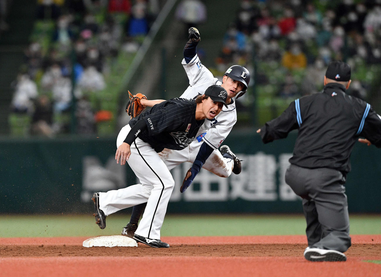 西武対ロッテ　5回裏西武1死一塁、二盗を決める若林（奥）。手前は藤岡（撮影・滝沢徹郎）