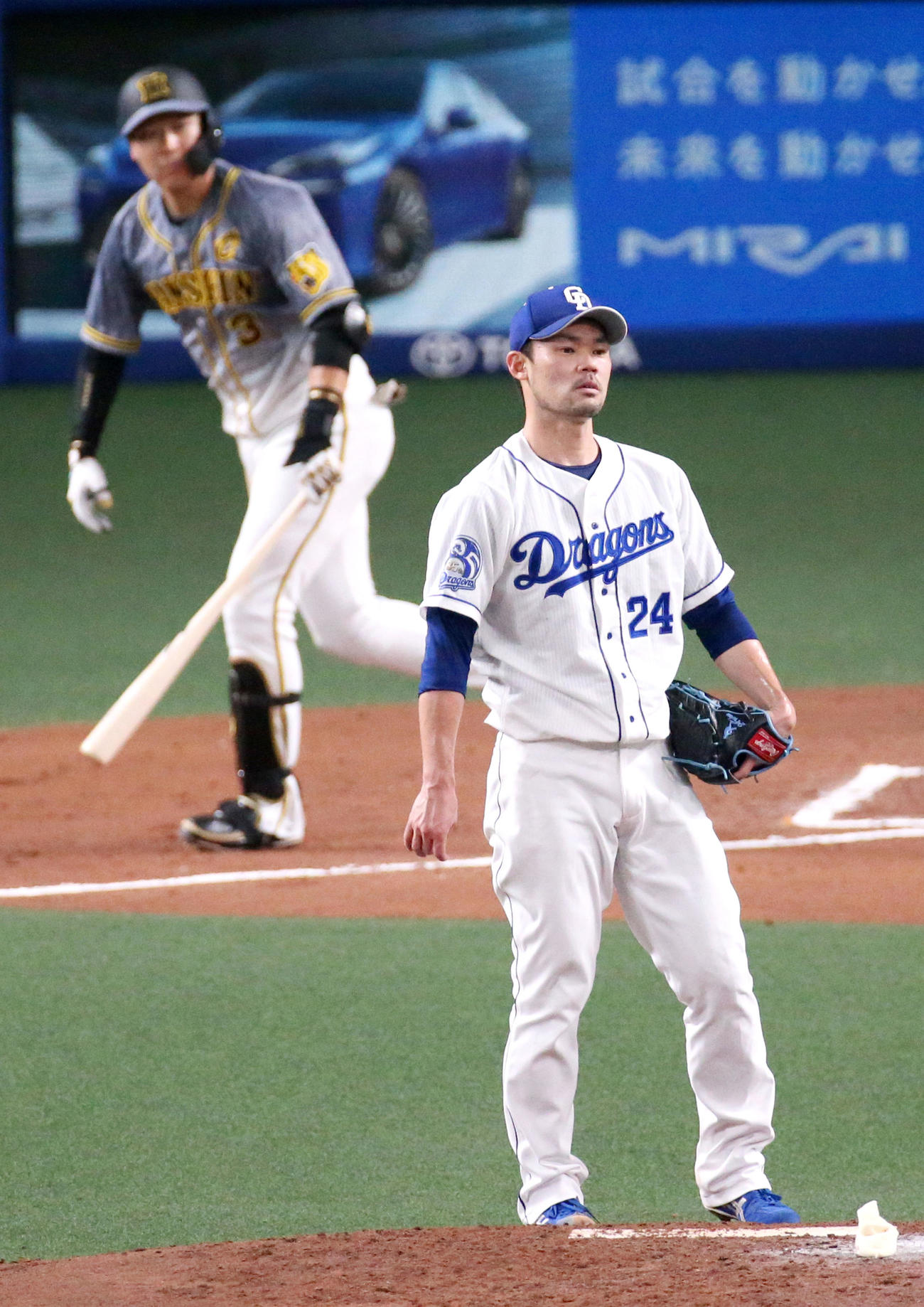 中日対阪神　3回表阪神1死一、二塁、福谷（手前）は大山に左越え3点本塁打を被弾する（撮影・上山淳一）