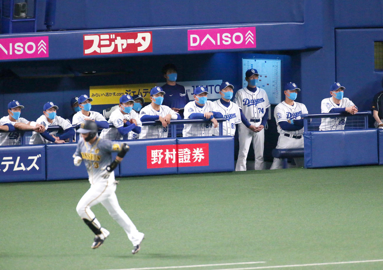 中日対阪神　3回表阪神1死一、二塁、大山（手前）に左越え3点本塁打を被弾し静まる中日ナイン（撮影・上山淳一）