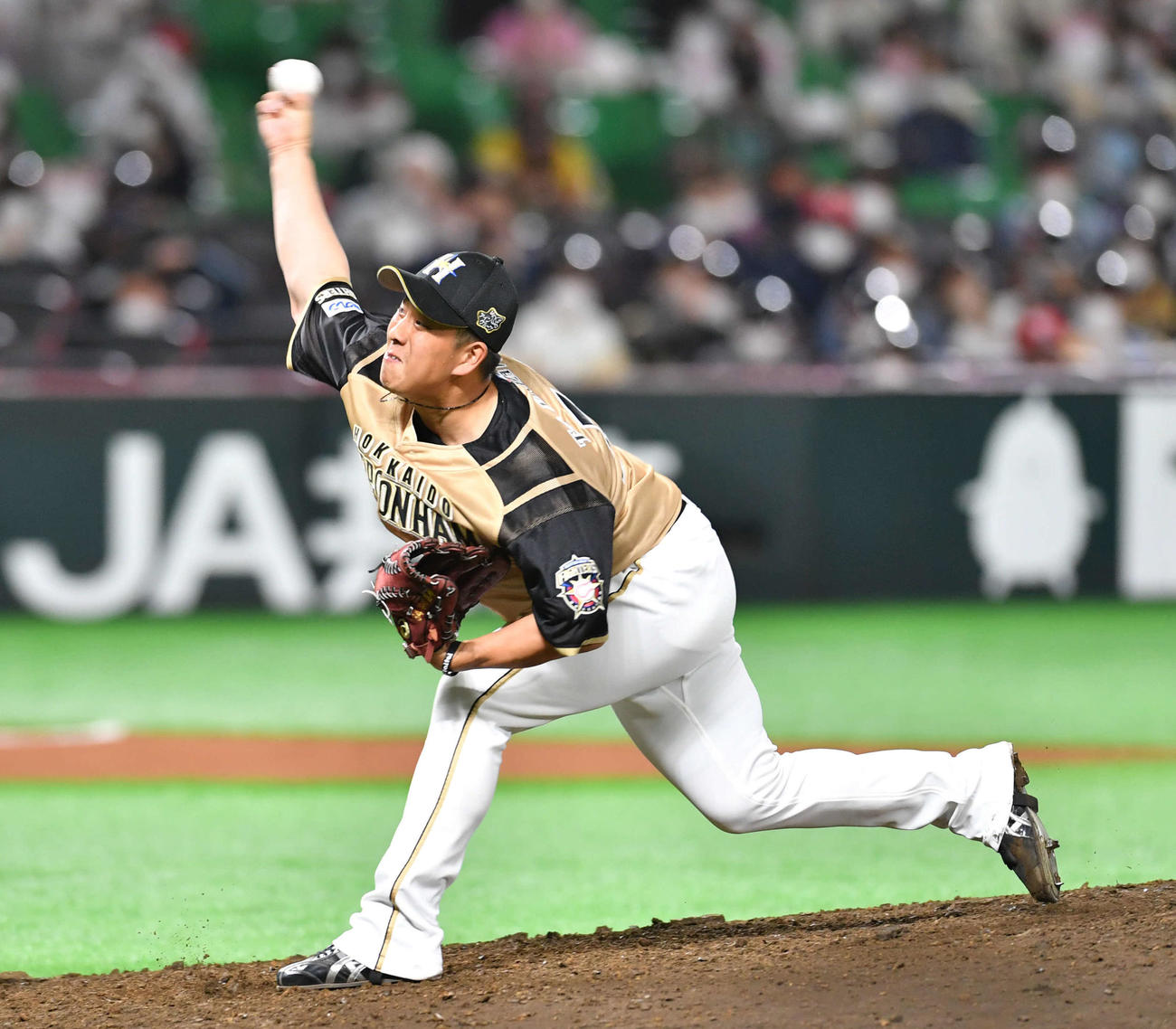 ソフトバンク対日本ハム　8回裏より登板した、日本ハム2番手の谷川（撮影・岩下翔太）