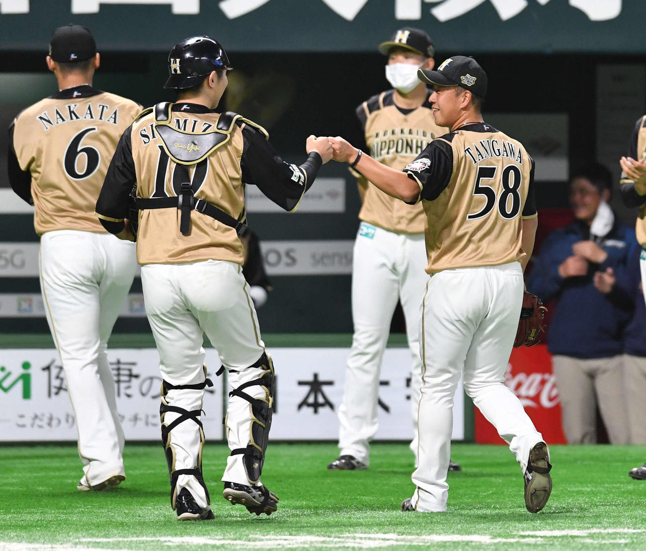 ソフトバンク対日本ハム　8回裏ソフトバンク2死一塁、柳田を遊ゴロに抑え、清水（左）とグータッチしながらベンチへ戻る谷川（撮影・岩下翔太）