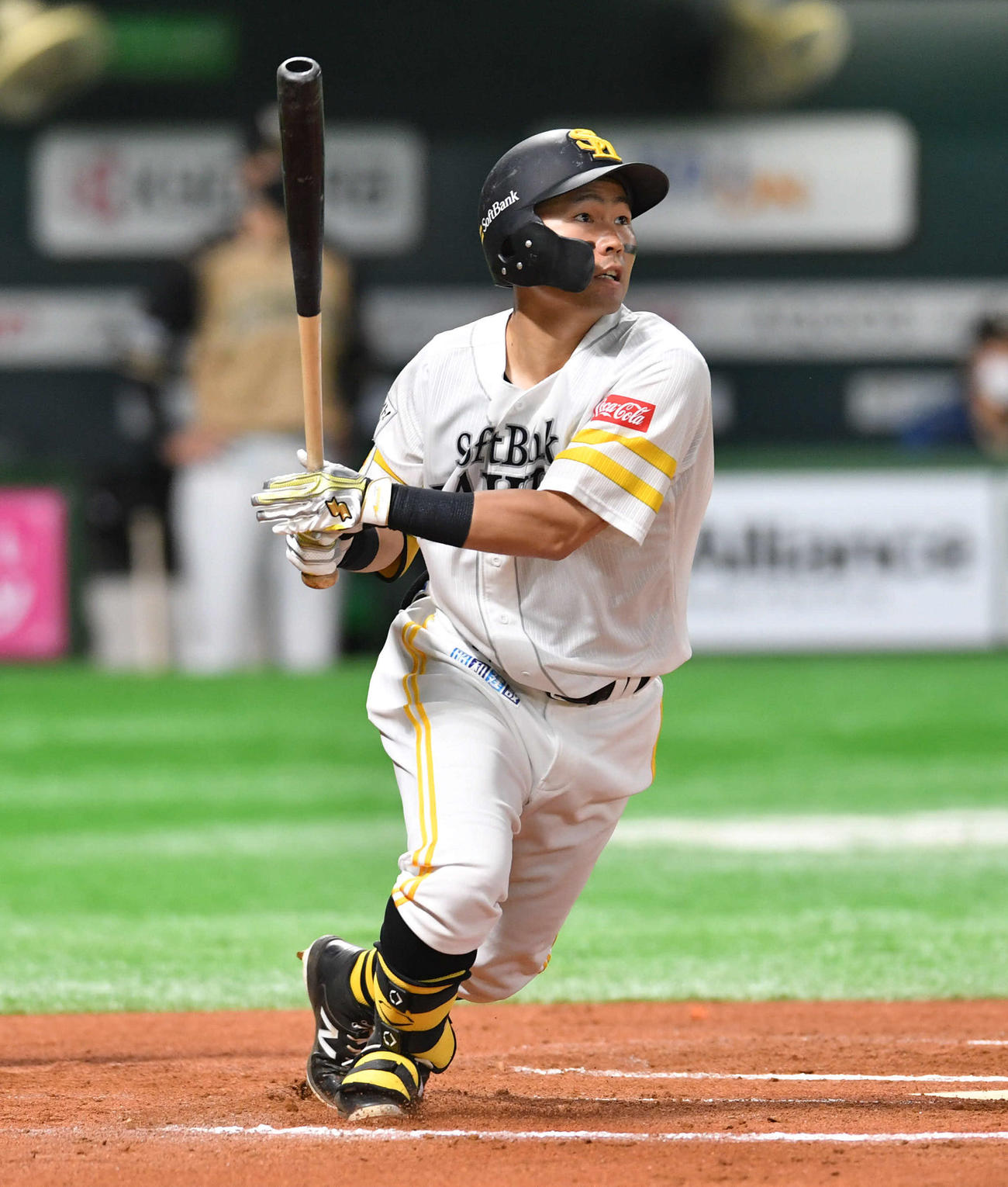 ソフトバンク対日本ハム　6回裏ソフトバンク1死、中村晃は先制の右越え本塁打を放つ（撮影・岩下翔太）