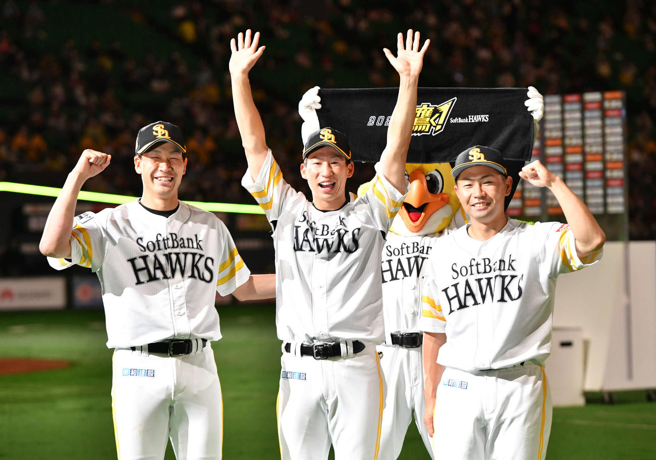ソフトバンク対日本ハム　連敗を4で止め、「わっしょい！」と言いながら笑顔でポーズをとる真砂（中央）と武田（左）、中村晃（撮影・岩下翔太）