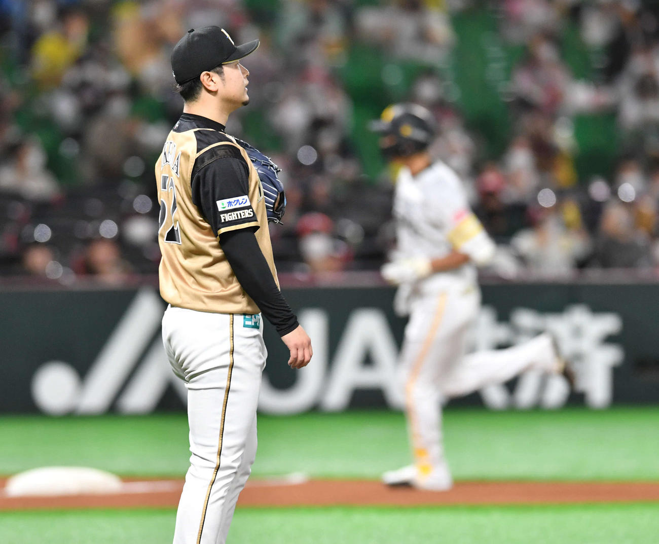 ソフトバンク対日本ハム　7回裏ソフトバンク1死、真砂（右）に左中間へ本塁打を打たれた池田（撮影・岩下翔太）