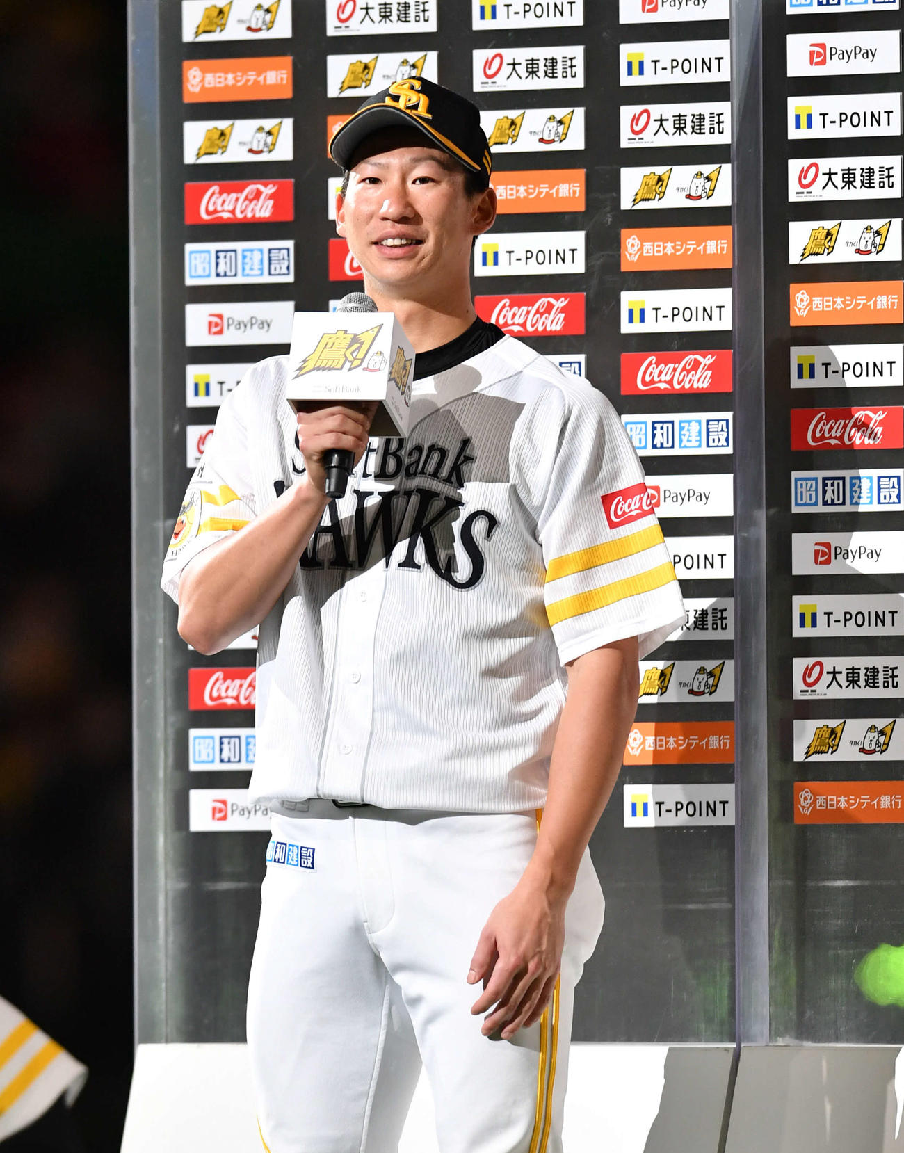 ソフトバンク対日本ハム　本拠地初のお立ち台に立つ真砂勇介（撮影・岩下翔太）