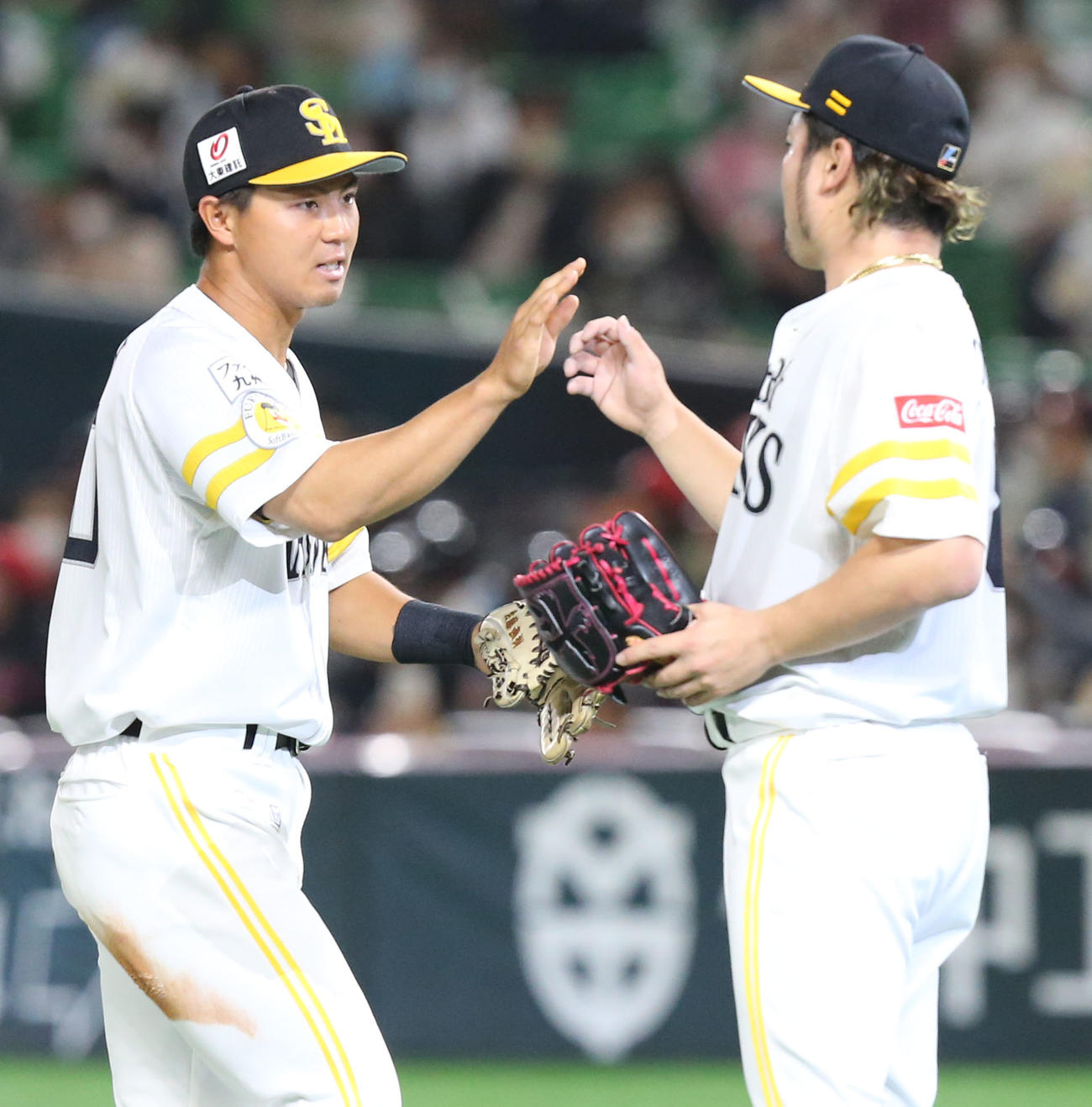 ソフトバンク対日本ハム　9回表から1軍初出場をした佐藤直樹は森唯斗とハイタッチをする（撮影・屋方直哉）