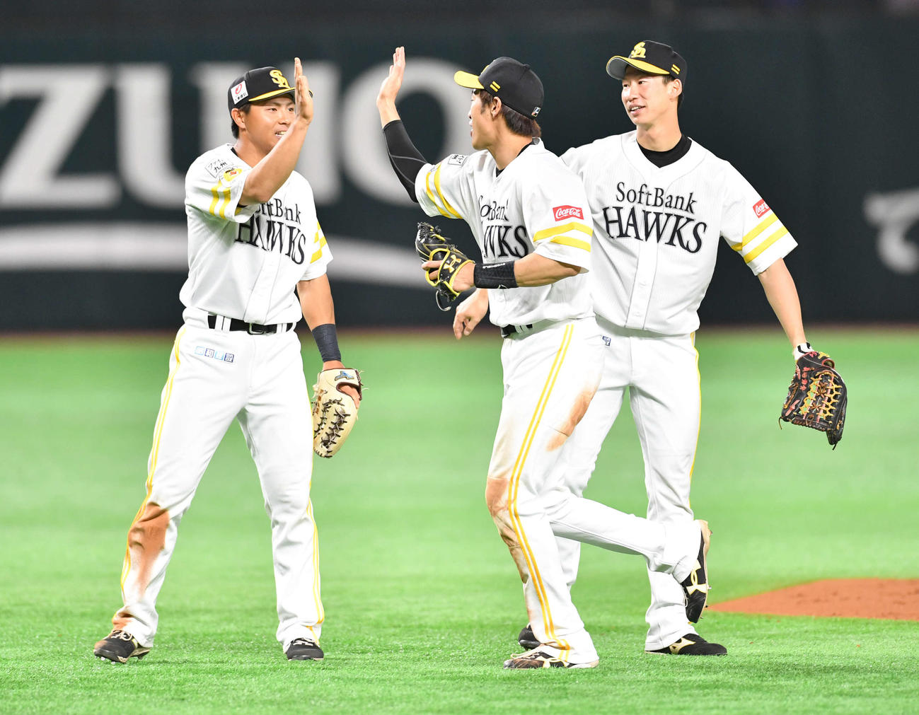 ソフトバンク対日本ハム　連敗を4で止め、タッチを交わす（左から）佐藤直樹、柳田悠岐、真砂勇介（撮影・岩下翔太）