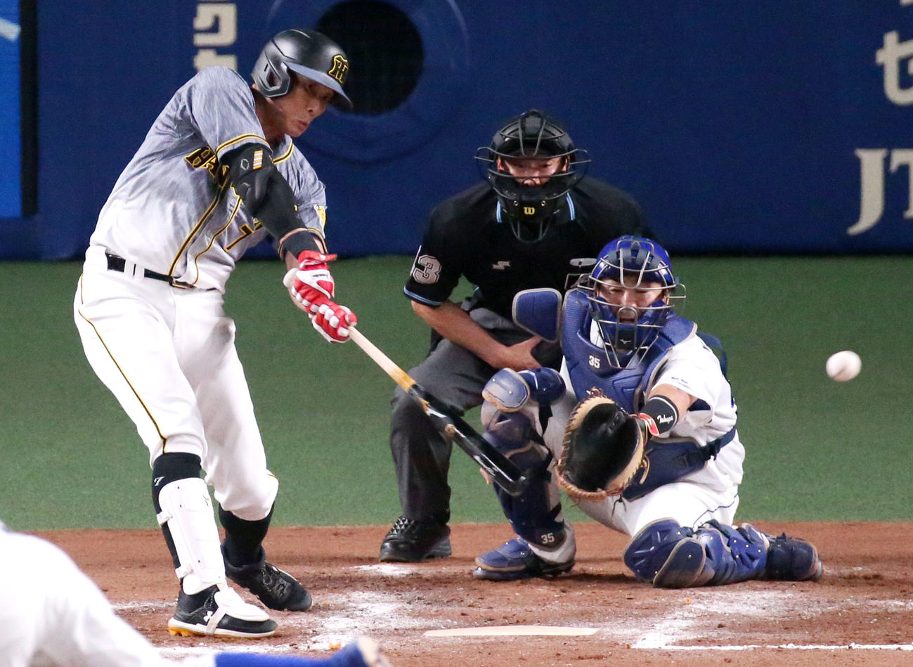 中日対阪神　7回表阪神2死、代打糸井は左に二塁打を放つ（撮影・上山淳一）