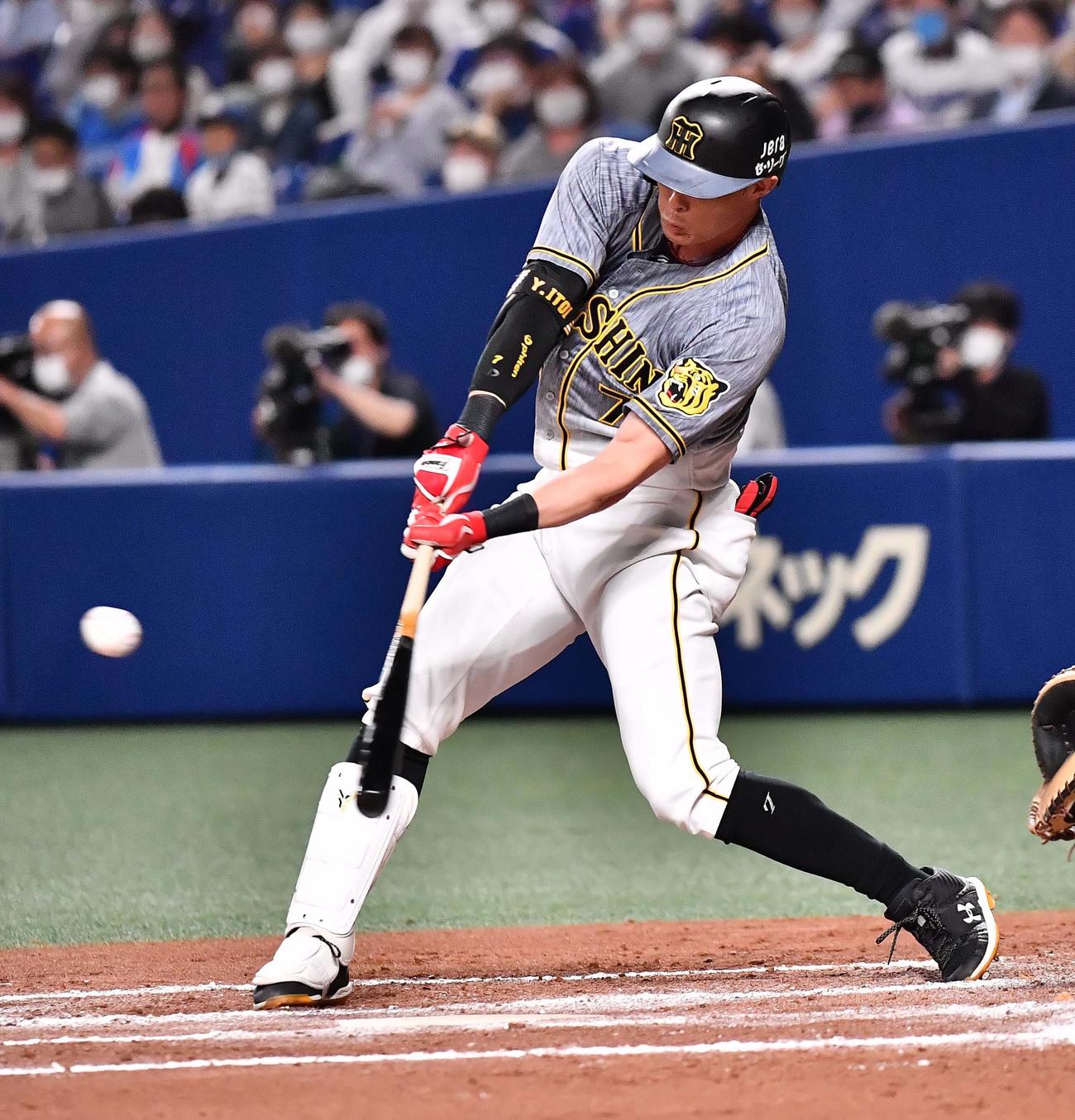 中日対阪神　7回表阪神2死、左2を放つ糸井（撮影・上田博志）