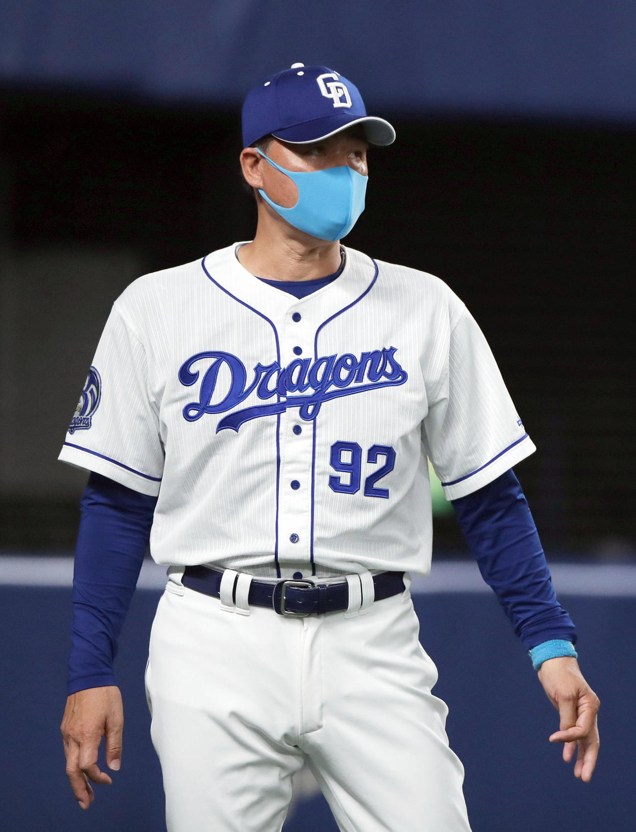 中日対阪神　8回を終え選手交代を告げる中日与田監督（撮影・前田充）