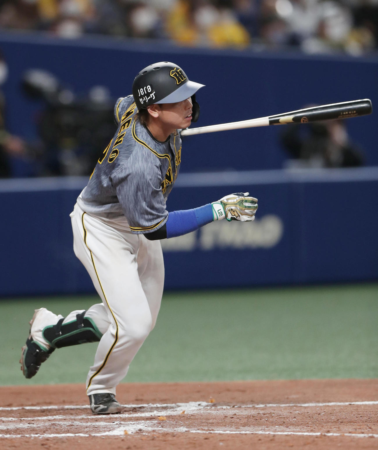 中日対阪神　9回表阪神1死二塁、右中間へ適時三塁打を放つ梅野（撮影・前田充）