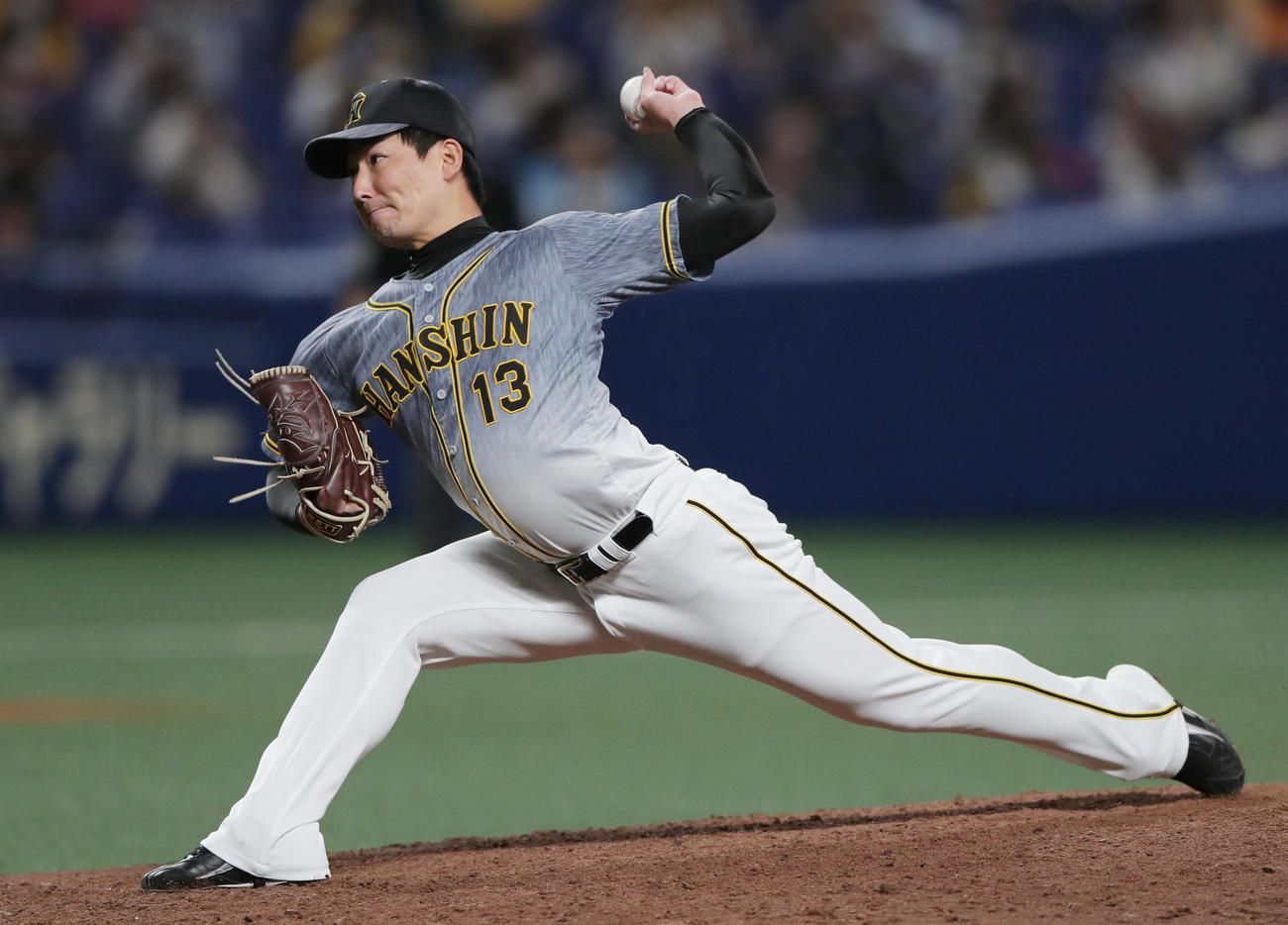 中日対阪神　8回裏、阪神3番手で登板する岩崎（撮影・前田充）