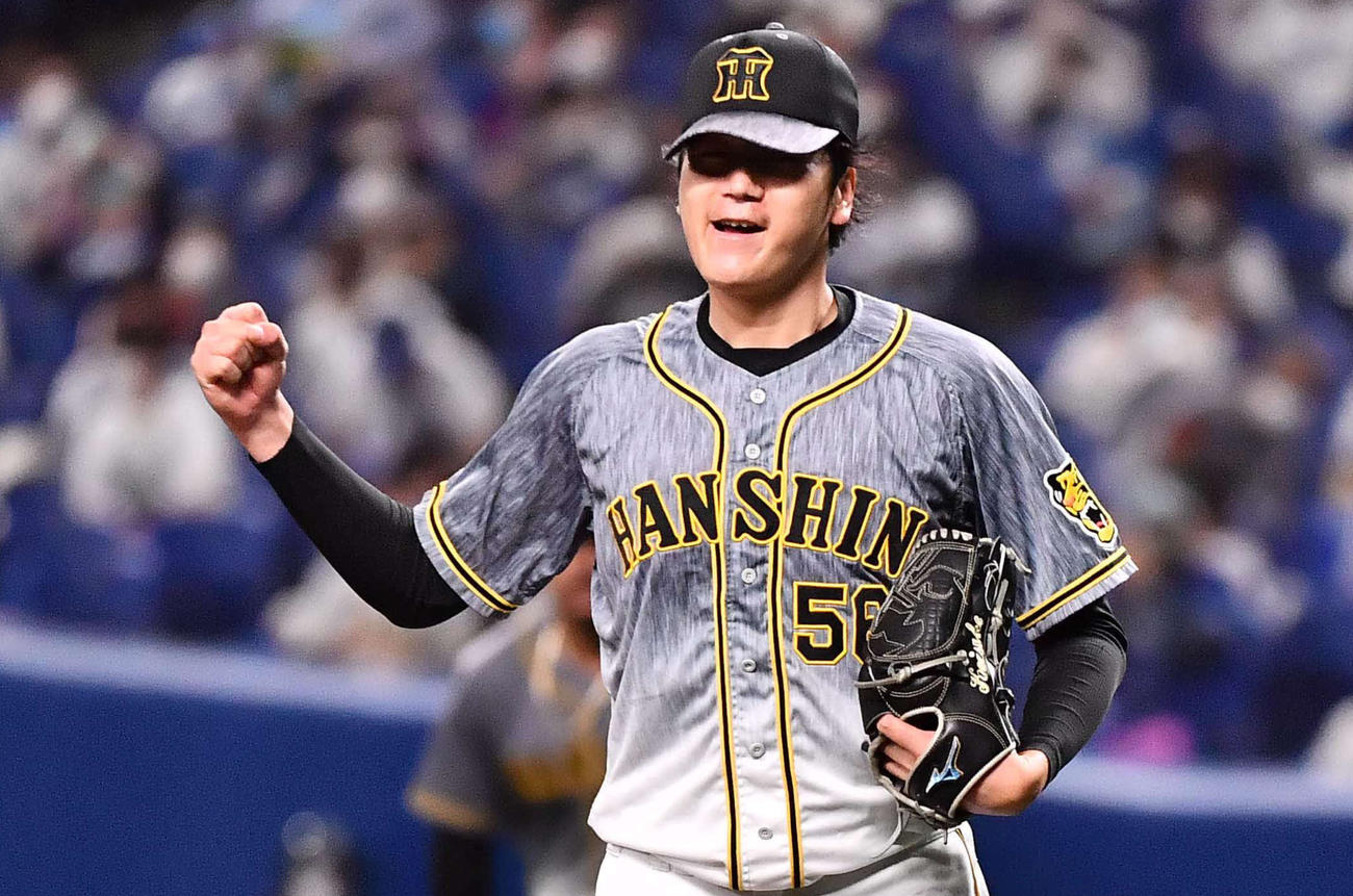 中日対阪神　7回裏中日2死三塁、根尾から三振を奪いガッツポーズする阪神小林（撮影・上田博志）