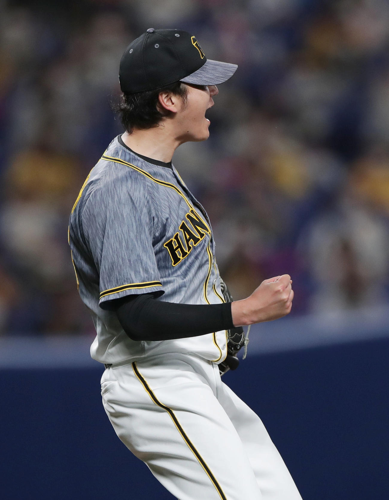 中日対阪神　7回裏中日2死三塁、根尾を空振り三振に仕留めた阪神小林は雄たけびをあげガッツポーズする（撮影・前田充）