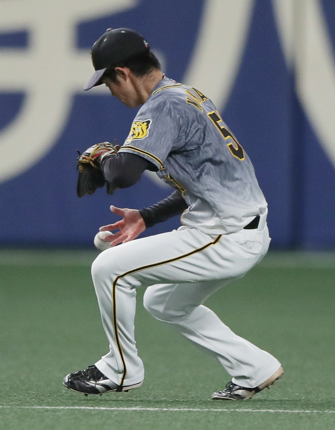中日対阪神　7回裏中日無死、ビシエドの打球を失策する遊撃手中野（撮影・前田充）